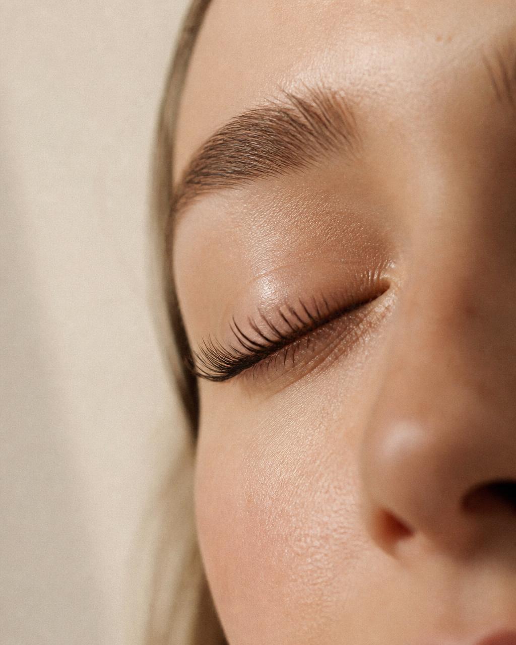 Κοντινό πλάνο βλεφαρίδων μετά από lash lift